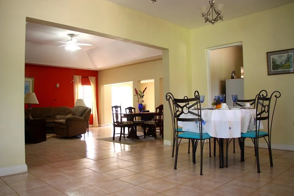 Agapantha Cottage Mandeville 2*,